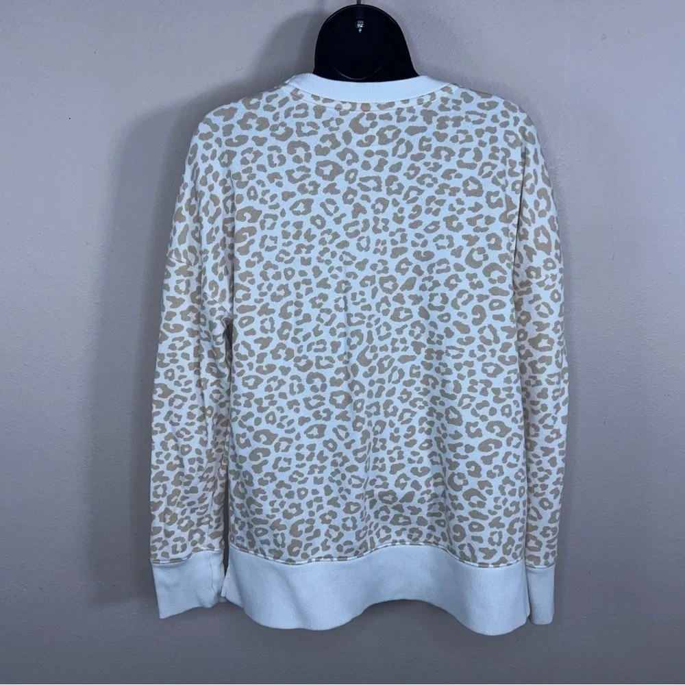MEDIUM TIME AND TRU WHITE BEIGE LEOPARD ANIMAL PRINT SWEATSHIRT LONG SLEEVE
